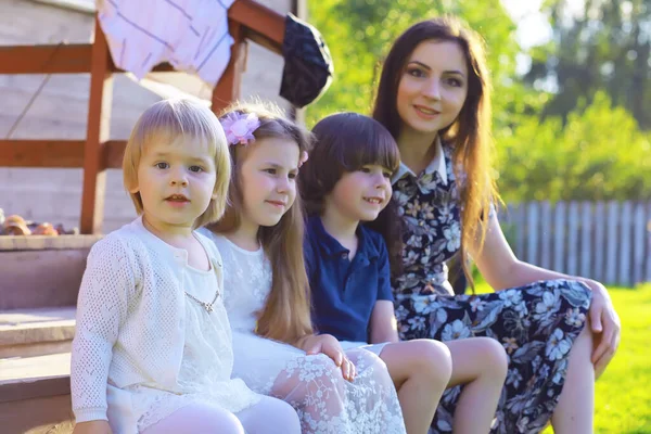 Giovane Famiglia Numerosa Una Passeggiata Estiva Bella Madre Con Bambini — Foto Stock