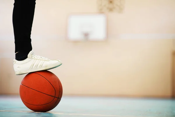 Pie Humano Descansa Baloncesto Suelo Hormigón Foto Una Pelota Cesta — Foto de Stock