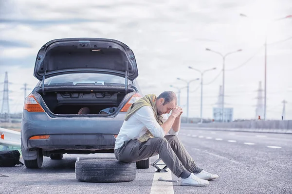 Substituindo Roda Carro Estrada Homem Fazer Trabalho Pneu Nas Linhas — Fotografia de Stock