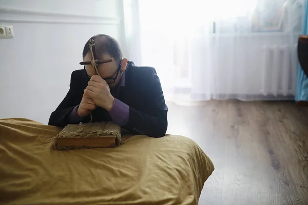 人は夕方のベッドの近くの聖書を読み クリスチャンと聖書研究の概念 教会で神の言葉を学ぶ — ストック写真