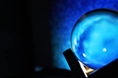 Samanyolu sihirli kürede, falcı, zihin gücü konsepti. Sihirli top tahminleri. gizemli kompozisyon. Falcı, zihin gücü, tahmin konsepti. Boşluğu kopyala