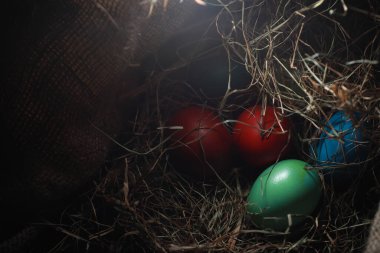 Çuval bezine boyanmış Paskalya yumurtası.