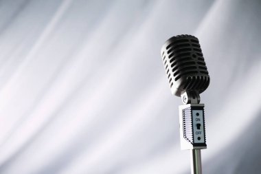 Retro mikrofonun yanında dur. Tripodun üzerindeki mikrofon. Klasik mikrofonlu sanatçının performansı. Mikrofonlu bir sahne.