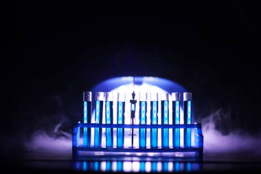 Test tüpü yeni sıvı çözelti potasyum mavisi taşar. Analiz reaksiyonu için çeşitli reaksiyonlar kullanılır. 