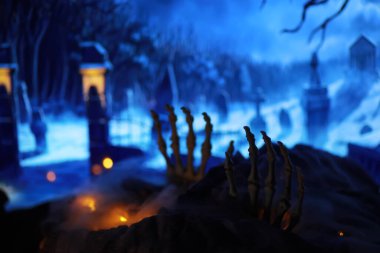 Mezarlıktan yükselen İskelet Zombi Eli Cadılar Bayramı