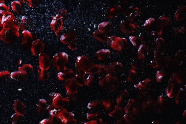 Olgun tatlı nar tohumlarına su damlaları düşer. Metnin için kopyalama alanı olan taze nar arkaplanı. Vejetaryen ve vejetaryen kavramı.