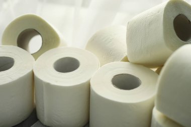 Tuvalet kağıdı rulo halinde. Kar beyazı, yumuşak, üç katmanlı tuvalet kağıdı. Hijyen ürünleri eksikliği. Birincil koruma ve dezenfeksiyon.