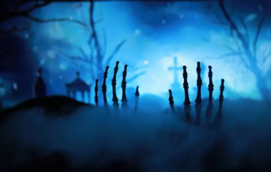 Mezarlıktan yükselen İskelet Zombi Eli Cadılar Bayramı. Esrarengiz sihirli top tahminleri ve karanlık sahnede duman. Falcı, zihin gücü, tahmin konsepti. gizemli arka grup