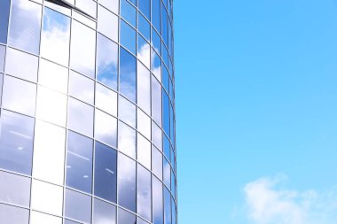 Ön cephenin mimari ayrıntıları diğer binaların ve güneşin birden fazla yansımasıyla birlikte. Modern binanın dış cephesi. Mimari soyut arkaplan