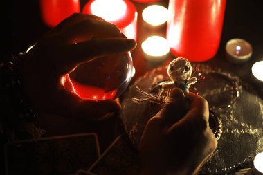 Büyülü bebeklerle, tarot kartlarıyla, kitaplarla, şeytani mumlarla ve cadılık objeleriyle dolu mistik bir hayat. Kehanet ayini.