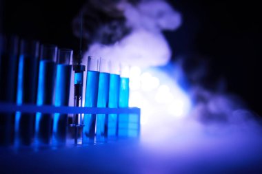 Test tüpü yeni sıvı çözelti potasyum mavisi taşar. Analiz reaksiyonu için çeşitli reaksiyonlar kullanılır. 