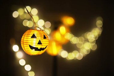 Cadılar Bayramı 'nda ışık kavramı. Balkabağı şeklindeki yuvarlak lamba, metin alanı için fotokopi alanı ile dekore edilir.