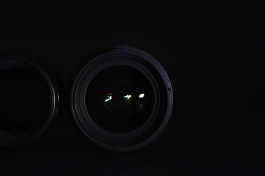 Operatör masasındaki kameraya görüntü. Fotoğraf merceğinin camında bir işaret fişeği. Siyah arkaplan ve fotoğrafçı tekniği.. 