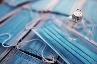 Siyah arka planda tıbbi maskeli güzel noel hediyeleri. Corona virüsü. Karantinada yeni yıl. Düz dizayn. Uzayı kopyala Kare biçiminde. Düzen