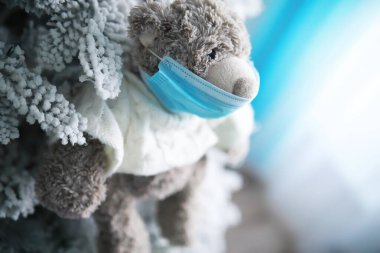 Koruyucu maske takan iki oyuncak ayı. Coronavirus koruması. Virüsün yayılmasını önlemek için maskeli oyuncak ayı. Boşluğu kopyala