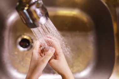 Hijyen kuralları. Yemekten önce el yıkama. Sabunlu antibakteriyel eller. Virüs enfeksiyonunu önlemenin yolu. Coronavirus koruması.