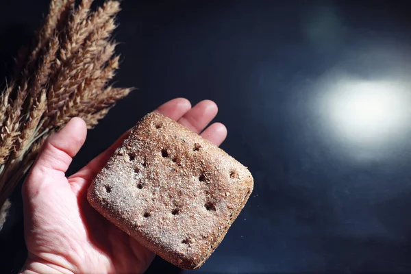 Frische Brote Mit Weizen Und Gluten Auf Einem Schwarzen Tisch — Stockfoto