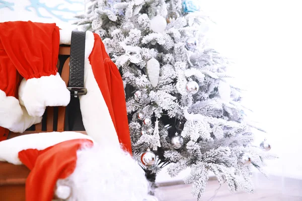 Стул Одеждой Санта Клауса Костюм Санты Висит Белом Руу — стоковое фото