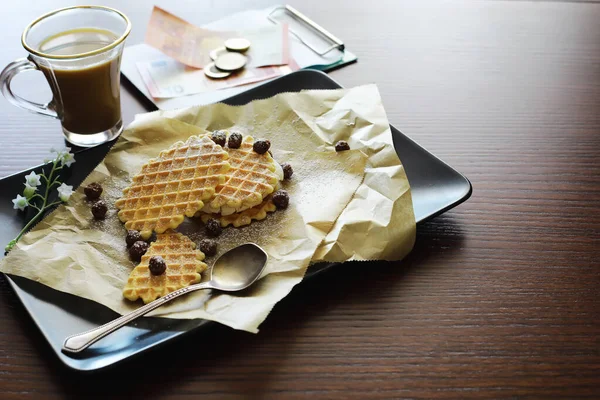 Wiedeńskie Gofry Nadzieniem Stolik Kawy Zestaw Pachnących Ciasteczek Śniadanie Wakacje — Zdjęcie stockowe