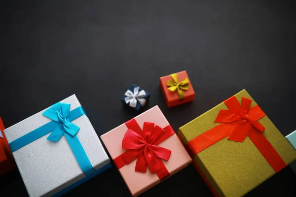 Decoración Navidad Cajas Regalo Sobre Fondo Piedra Negra Vista Superior —  Fotos de Stock