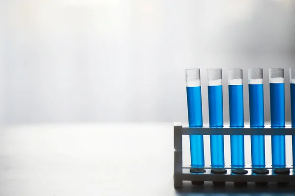 Provetta Vetro Trabocca Nuova Soluzione Liquida Che Blu Potassio Conduce — Foto Stock