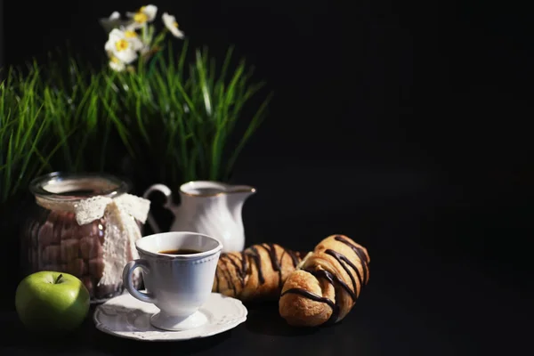 Petit Déjeuner Français Sur Table Croissant Café Chocolat Carafe Crème — Photo