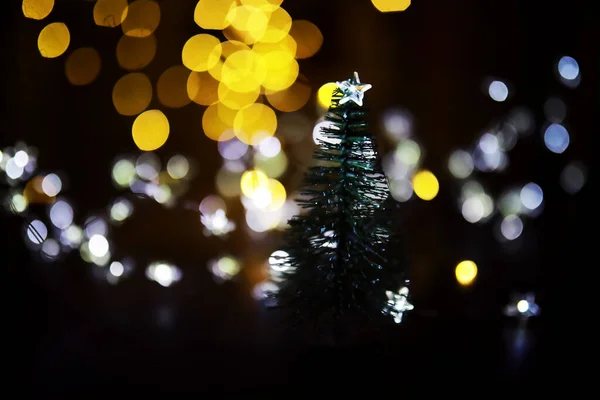クリスマスと新年の休日の背景コピースペース 氷結したモミの冬の休日の背景 キラキラライト — ストック写真