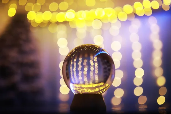 床にはボケでクリスタルボール カラフルなボケの光とガラスボール 新年のお祝いのコンセプト — ストック写真