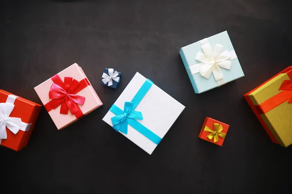 Χριστουγεννιάτικη Διακόσμηση Κουτιά Δώρων Μαύρο Φόντο Πέτρα Στο Πάνω Μέρος — Φωτογραφία Αρχείου