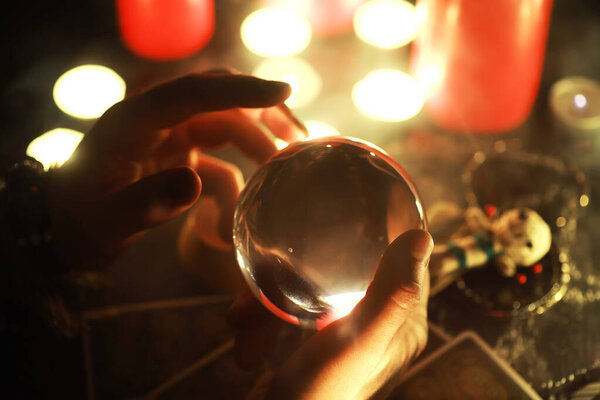 Мистическая натюрморт с куклой вуду, карты Таро, книги, злые свечи и предметы колдовства. Обряд гадания.