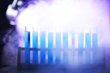 Test tüpü yeni sıvı çözelti potasyum mavisi taşar. Analiz reaksiyonu için çeşitli reaksiyonlar kullanılır. 