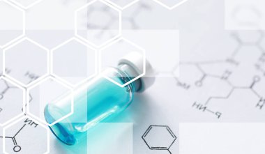 Kimyasal formülün yanındaki mavi arka planda enjeksiyon için küçük kavanozlar ve şırıngalar.