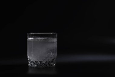 Su çözünür tabletler. İlaç çözülebilir. Akşamdan kalma değilim. Cam tabletlerin içinde..