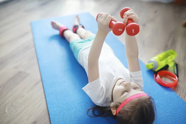 Sport Och Hälsosam Livsstil Barn Som Idrottar Hemma Yogamatta Hantel — Stockfoto