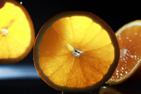 Samenstelling Met Sinaasappel Grapefruitschijfjes Een Zwarte Ondergrond Een Schijfje Sinaasappel — Stockfoto