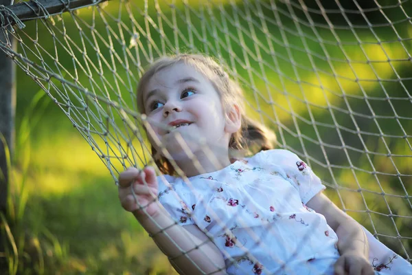 Семья Отдыхает Природе Отпуск Свежем Воздухе Выходные Дети Играют Парке — стоковое фото