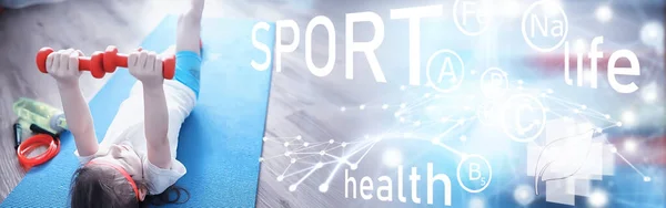 Sport Und Gesunde Lebensstil Kind Beim Sport Hause Yogamatten Hantel — Stockfoto