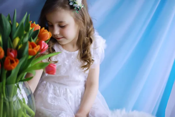 Menina Bonita Vestidos Brancos Com Magnífico Buquê Primeiras Tulipas Dia — Fotografia de Stock