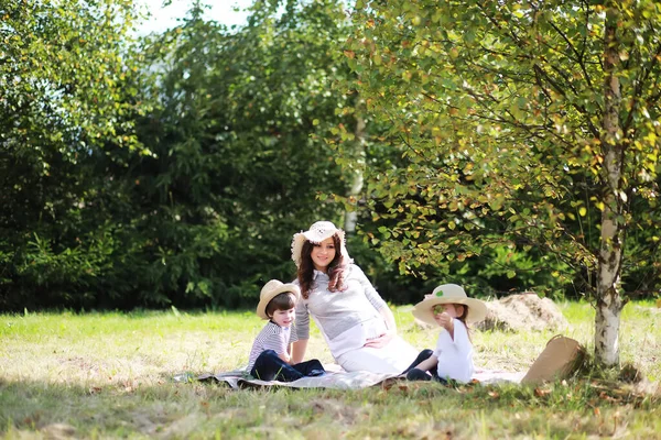 Familia Feliz Con Niños Haciendo Picnic Parque Padres Con Niños — Foto de Stock