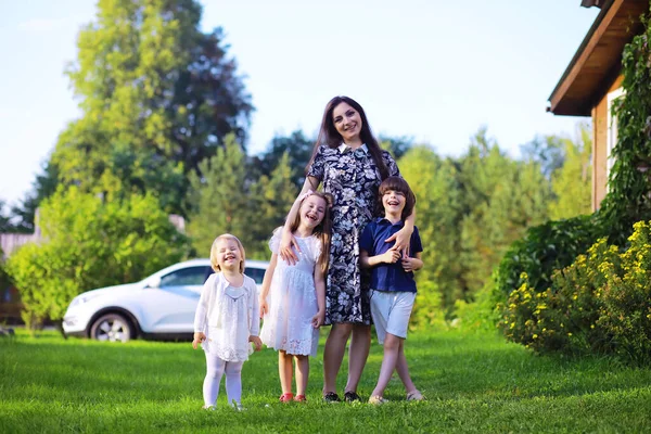 Giovane Famiglia Numerosa Una Passeggiata Estiva Bella Madre Con Bambini — Foto Stock