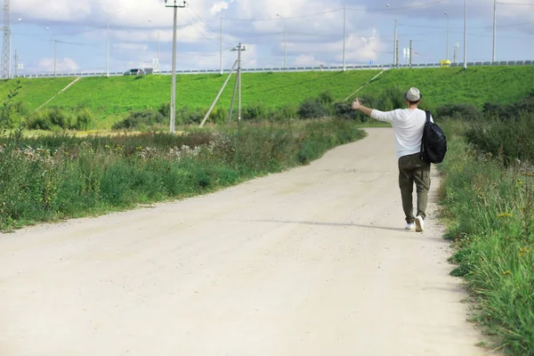 Homem Caminha Longo Uma Estrada Rural Caroneiro Por Todo País — Fotografia de Stock