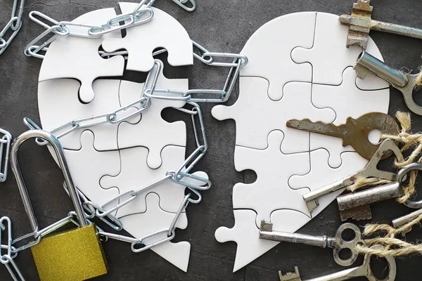 Weißes Herzförmiges Puzzle Herzangelegenheiten Ungeteilte Liebe Gebrochenes Herz Der Schlüssel — Stockfoto