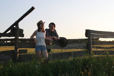 Yazın kırsalda yürüyüş yapan sevimli bir çift.