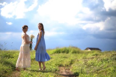 Genç kızların daha önce yağmur yürüyor