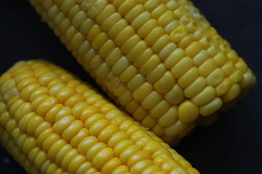 Taze kokulu mısır ve tuz. Çiftlik çerezi taze mısır. Sağlıklı kahvaltı ve sağlıklı yaşam tarzı konsepti.