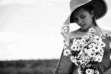 Gün batımında Köyü alanındaki şapkalı genç tatlı kız