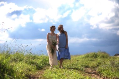 Genç kızların daha önce yağmur yürüyor