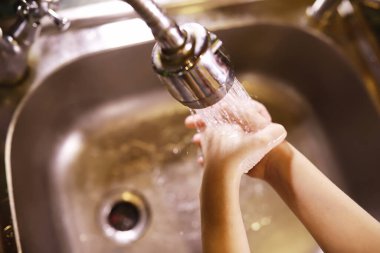 Hijyen kuralları. Yemekten önce el yıkama. Sabunlu antibakteriyel eller. Virüs enfeksiyonunu önlemenin yolu. Coronavirus koruması.