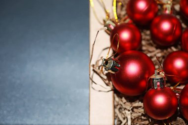 Noel ağacı için Noel süsü. Küçük toplar Noel ağacını süslüyor. Yeni yıl için oyuncaklar.