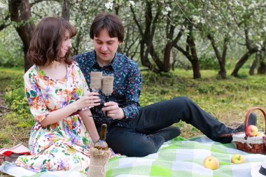 Genç çift bahar parkında buluşuyor.